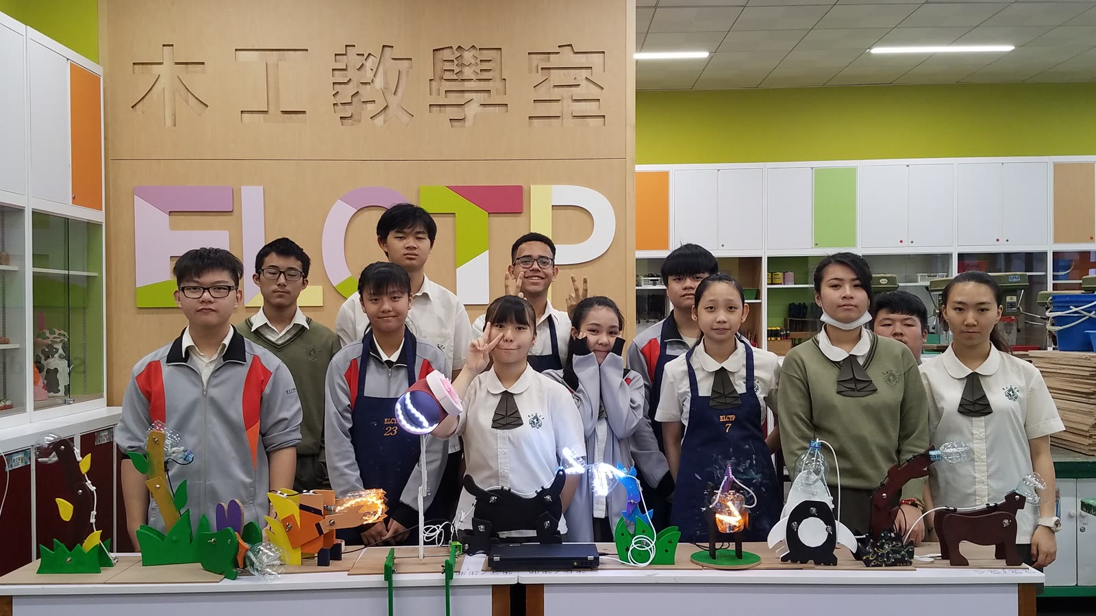 特殊教育課程學生在木工教室進行手作與工藝學習