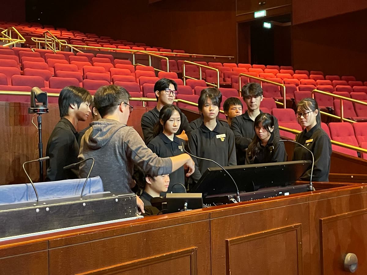 學生操作燈光與音響控制台