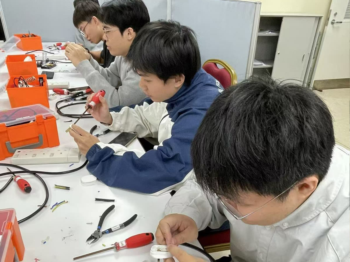 學生組裝舞台器材