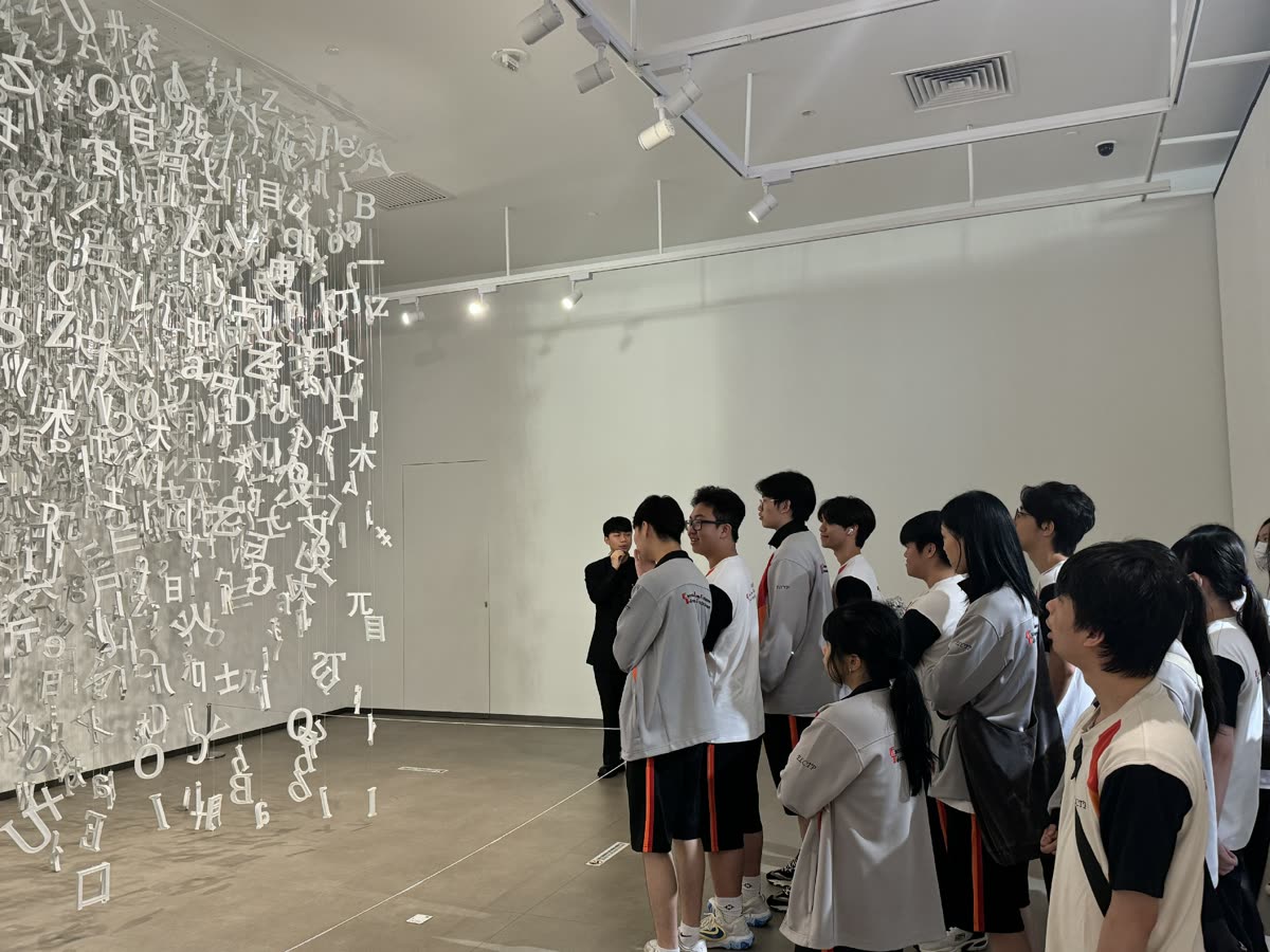 學生參觀裝置藝術展