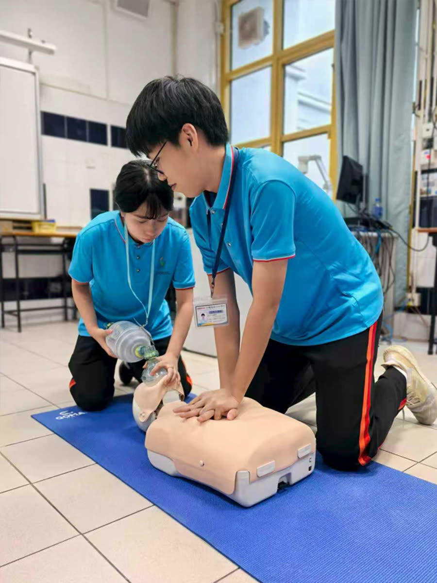 學生進行心肺復甦訓練