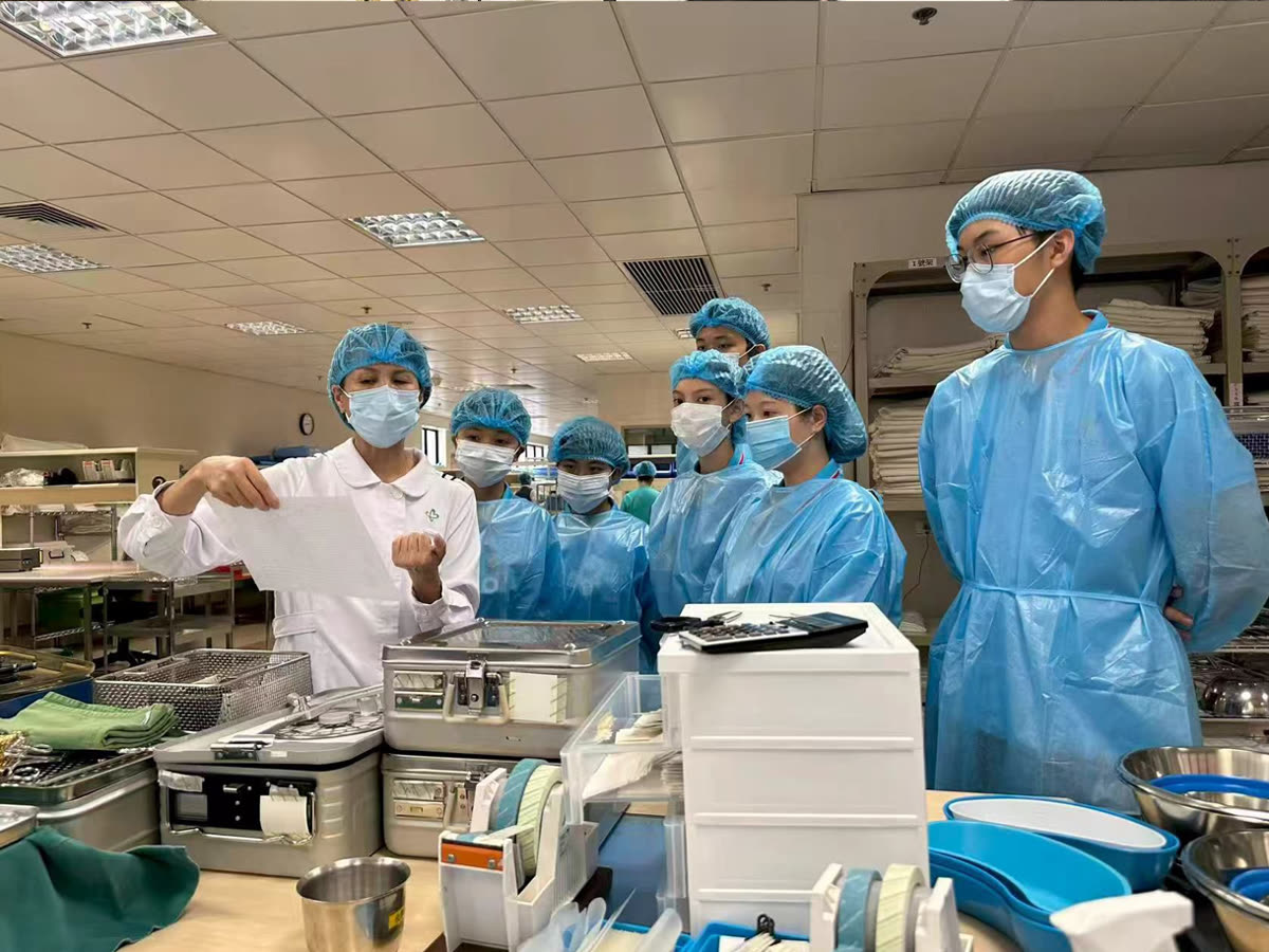 學生穿著防護衣進行感染控制實習