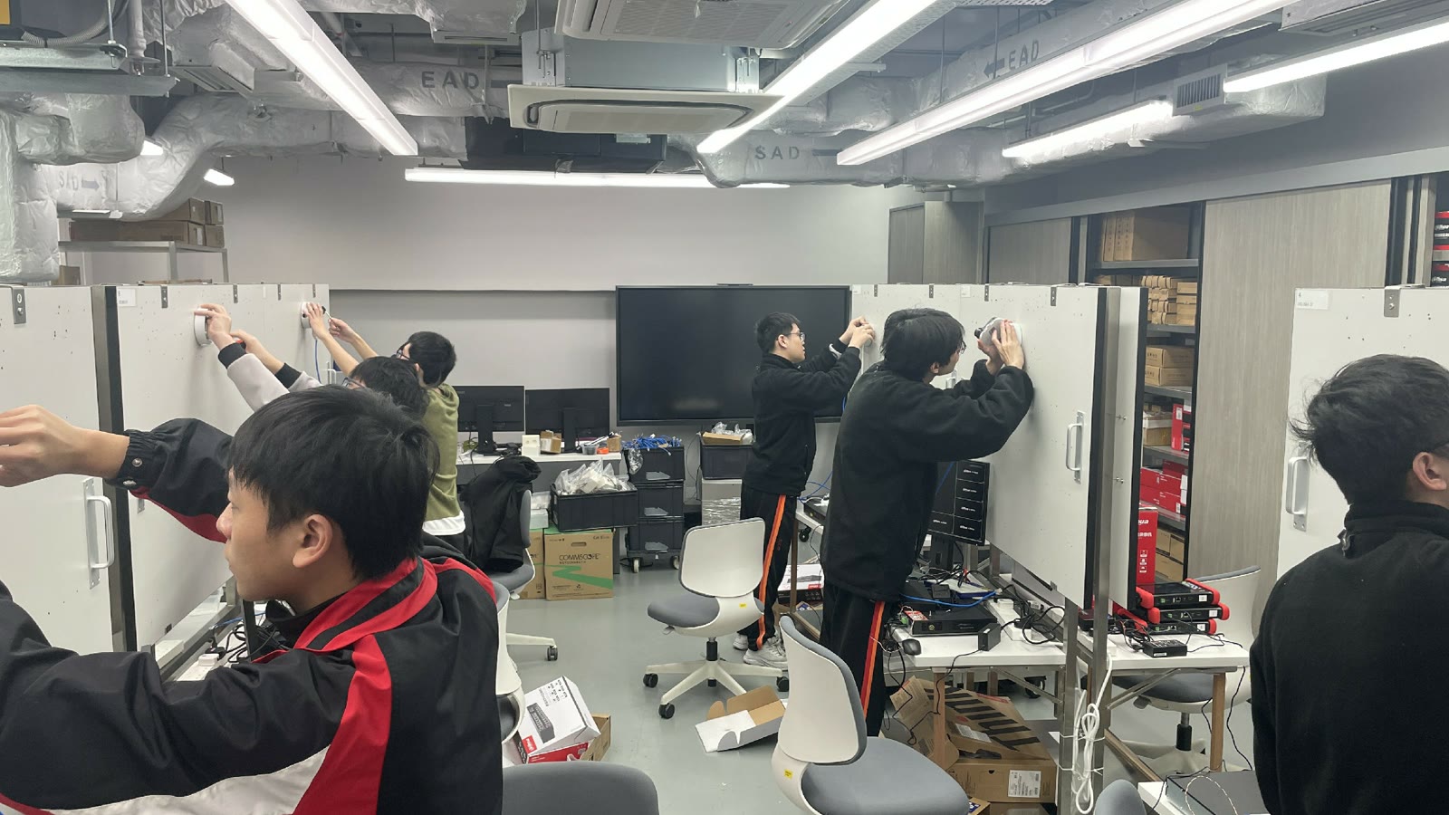 電子技術課程學生在實習室上課