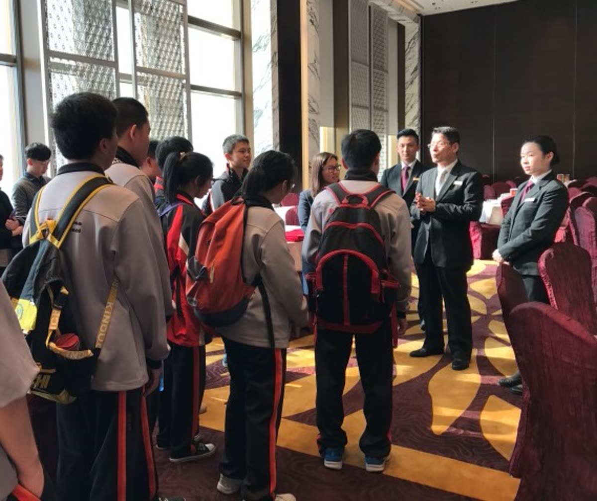 學生在校園活動中聚集