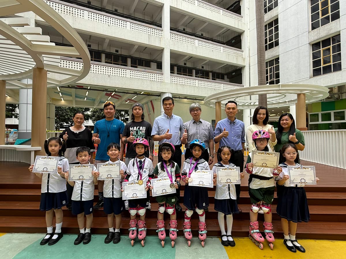 小學班級在校園樓梯合影